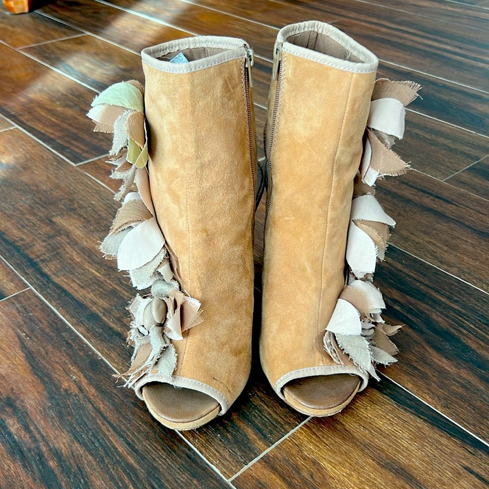 Report booties